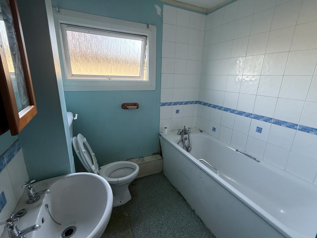 Lot: 61 - HOUSE IN NEED OF IMPROVEMENT - Bathroom in House in Need of Improvement